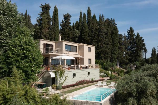 Na fotografii je vidět objekt Terra e Mare Seaview Villa with Private Pool & Beach access nacházející se ve městě Benitses.