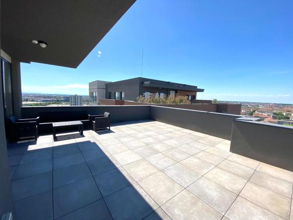 På billedet ses objektet The Penthouse Rebreanu Towers beliggende i byen Timişoara.