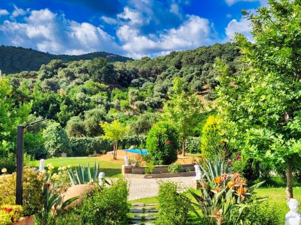 På billedet ses objektet Villa Kalaitsidi - plunge pool, gym and unique gardens beliggende i byen Derés.