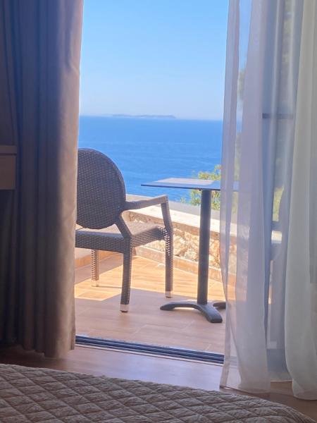 På bildet vises objektet Alex Boutique Hotel som ligger i byen Himare.