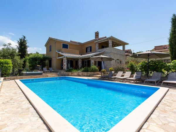 A la foto es mostra l'objecte Villa Salvea with heated pool situat a la ciutat de Montižana.