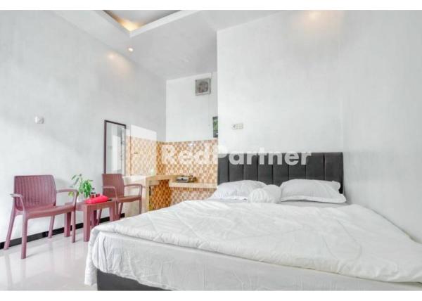A la foto es mostra l'objecte Griya Rahayu Guesthouse Mitra RedDoorz near Jatim Park 2 Batu situat a la ciutat de Tlekung.