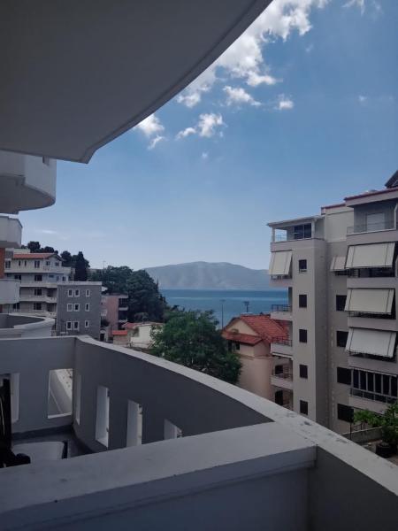 På billedet ses objektet Ari Apartaments beliggende i byen Vlorë.