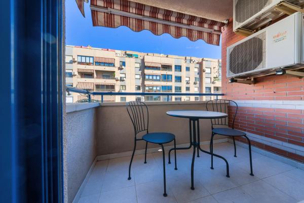 Στη φωτογραφία φαίνεται το αντικείμενο Holidays2Malaga Ayala 450 mts from beach & Terrace που βρίσκεται στην πόλη Μάλαγα.