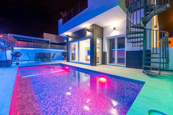Na zdjęciu widoczny jest obiekt New villa with rooftop terrace and pool położony w mieście Daya Nueva.
