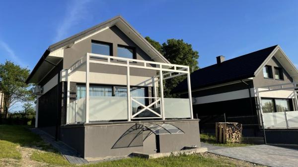 Na zdjęciu widoczny jest obiekt Domek na Roztoczu Obrocz 73C z SAUNĄ położony w mieście Obrocz.
