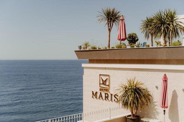 Na foto é possível ver o objeto Hotel Maris localizado na cidade de Ulcinj.