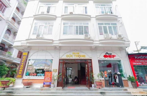 På billedet ses objektet Nhà nghỉ Đức Trọng beliggende i byen Móng Cái.