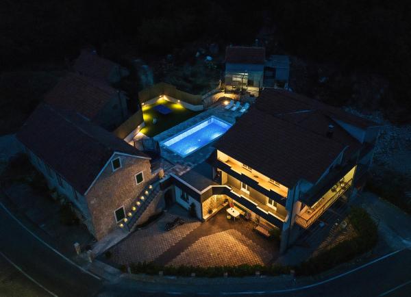 Na fotografii je vidět objekt Villa DUKA with heated private pool, Makarska region nacházející se ve městě Ričice.