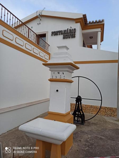 Na foto é possível ver o objeto Fontanário House localizado na cidade de Torre.