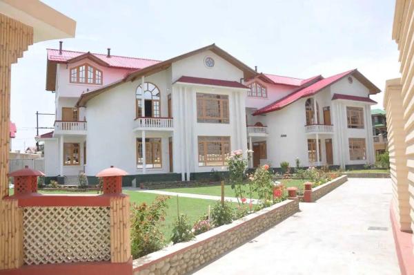 A la foto es mostra l'objecte Hotel Al Azrah situat a la ciutat de Srinagar.