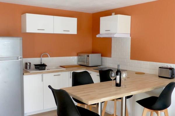 A la foto es mostra l'objecte Néo Cévenols Hostel situat a la ciutat de Gignac.