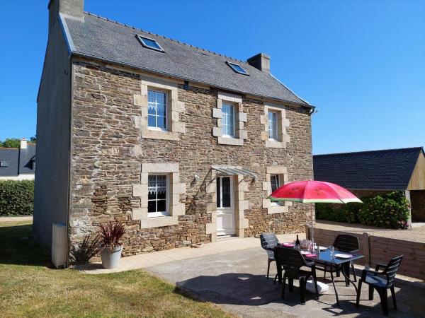 A la foto es mostra l'objecte Stone House near Penze River and Morlaix Bay situat a la ciutat de Plouénan.