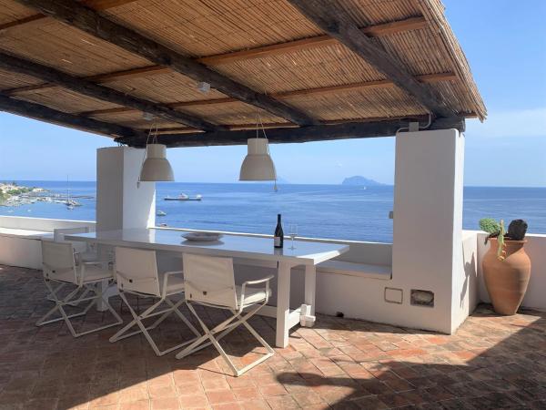 Nella foto è visibile l'oggetto Villa A Madonnuzza - casa sul mare, splendide terrazze panoramiche situato nella città di Lingua.