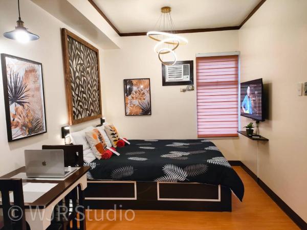 A la foto es mostra l'objecte Queen Bed Deluxe- Contemporary Style situat a la ciutat de Manila.