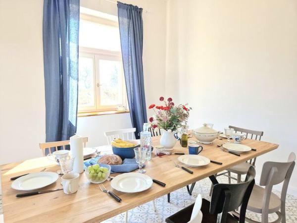 Na fotografii je vidět objekt VILLA FOLLEMIRA cz - kitchen - garden - bike storage nacházející se ve městě Pěnčín.