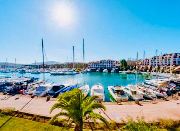 A la foto es mostra l'objecte Petit Cocon magnifique vue sur Marina dans le golfe de Saint Tropez situat a la ciutat de Cogolin.