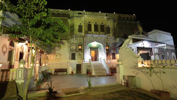 The photo shows the Hotel Radhika Haveli, Mandawa located in the city of Fatehpur.