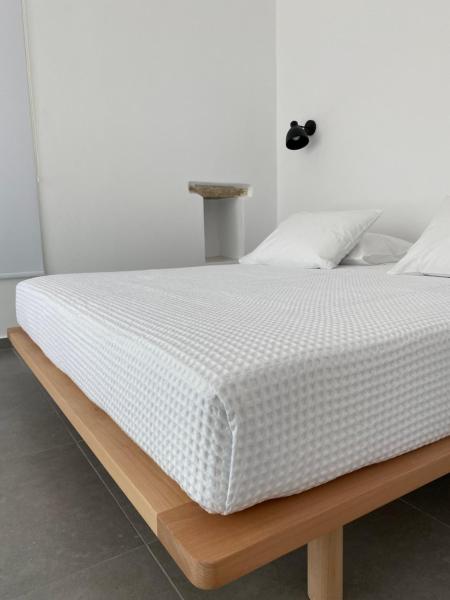A la foto es mostra l'objecte Lefko Apartments situat a la ciutat de Tavronitis.