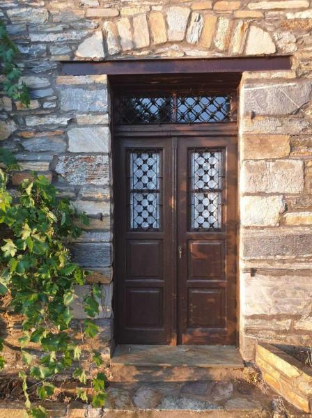 Na foto é possível ver o objeto Το Πέτρινο Αρχοντικό localizado na cidade de Afissos.