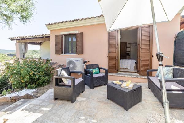 På billedet ses objektet Villa with BBQ & Fast Wi-Fi - Sleeps 5, Minutes from the Beach beliggende i byen Budoni.