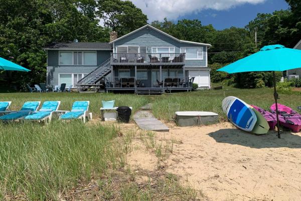 写真にはウェアラム市にあるBayfront Wareham Retreat with Private Beach!が写っています。