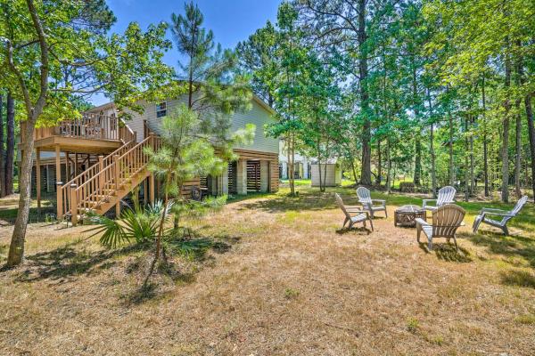 A la foto es mostra l'objecte Mt Pleasant Retreat with Grill 10 Mi to Beach situat a la ciutat de Wando.