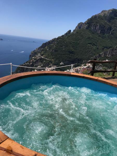 A la foto es mostra l'objecte VILLA LA TAGLIATA spectacular jacuzzi tub amazing view and private parking garage situat a la ciutat de Positano.
