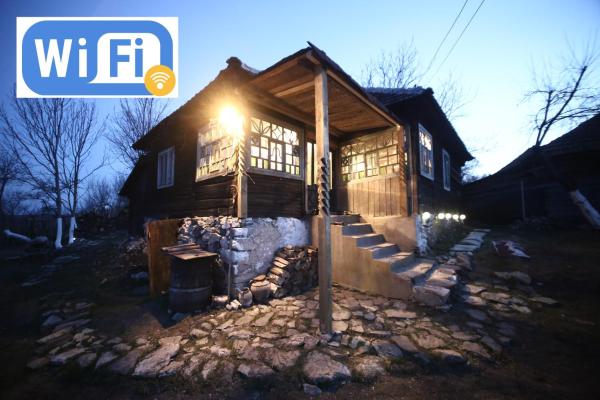 照片显示了位于Dobra市的Casa Padureana - Log House from 1860物件。
