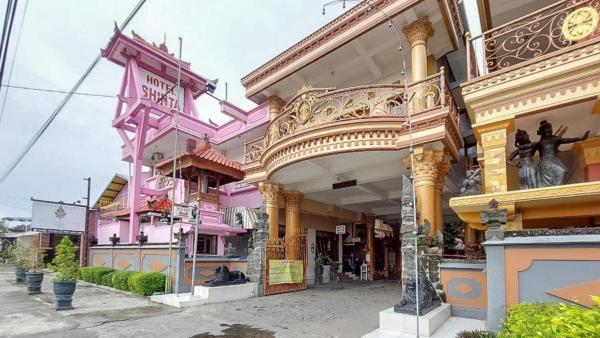 写真にはPelem市にあるHotel Shinta 1 near Stasiun Kertosono Mitra RedDoorzが写っています。