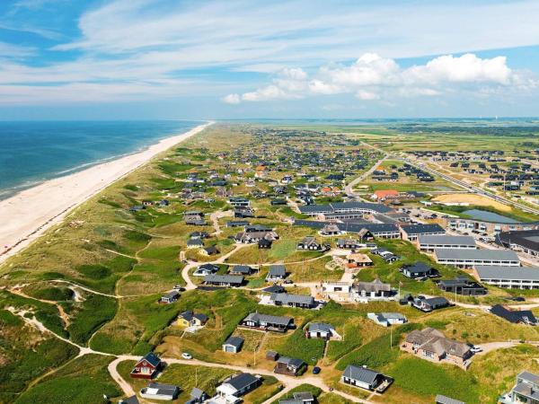 Na fotografii je vidět objekt 4 person holiday home in Ringkøbing nacházející se ve městě Ringkobing.