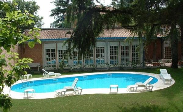 Na fotografii je vidět objekt Park Hotel nacházející se ve městě Codemondo.