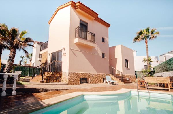 På billedet ses objektet International Surf Camp ONLY SURF beliggende i byen Corralejo.