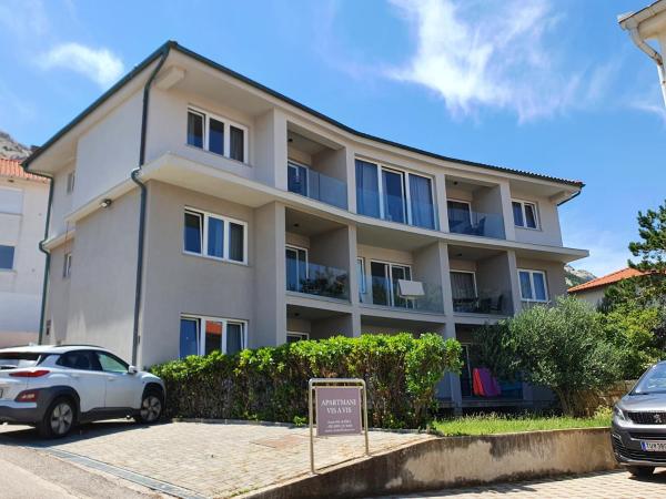 På billedet ses objektet Vis a Vis Apartments beliggende i byen Baška.