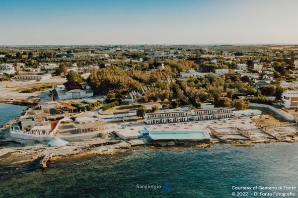 A la foto es mostra l'objecte Baia Sangiorgio Hotel & Beach Club situat a la ciutat de Bari.