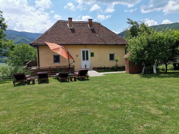 A la foto es mostra l'objecte Породично газдинство Вучићевић Porodično gazdinstvo Vučićević situat a la ciutat de Bačevci.