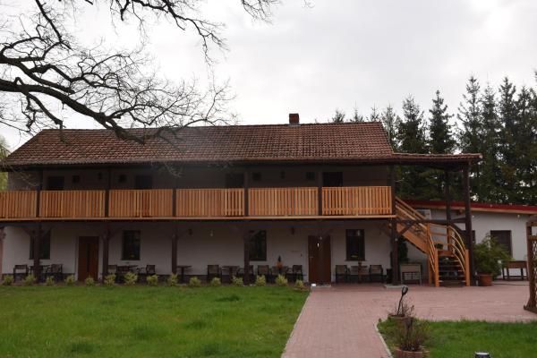 Auf dem Foto ist das Objekt Gosciniec Pod Debem in der Stadt Brójce zu sehen.