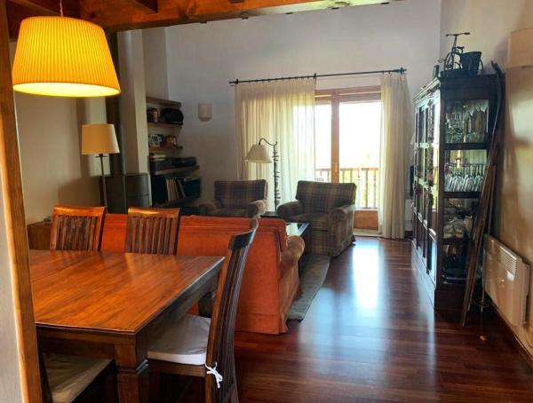 A la foto es mostra l'objecte Amplio Duplex con piscina cerca de Puigcerdà situat a la ciutat de Angoustrine.