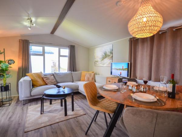 На фото показан объект Holiday Home Wiringherlant-28 by Interhome, расположенный в городе Noordstroe.