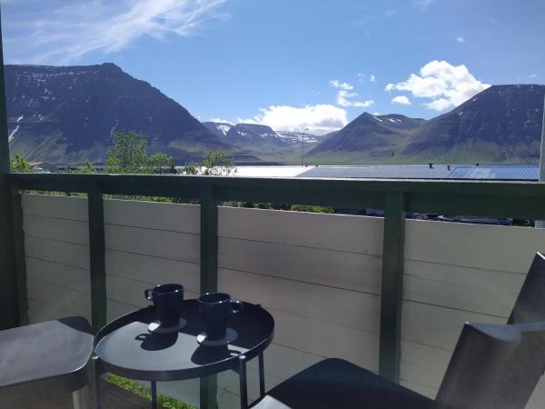 På billedet ses objektet Flateyri guesthouse beliggende i byen Þingeyri.