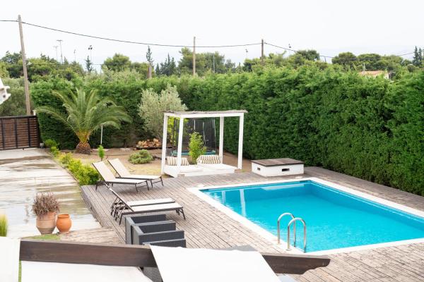 A la foto es mostra l'objecte Private Villa Loutraki with Pool, BBQ & View situat a la ciutat de Loutraki.