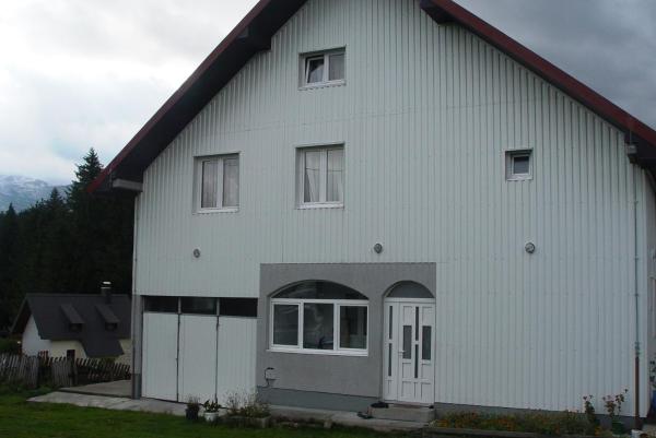 照片显示了位于Pitomine市的Apartmani panorama物件。