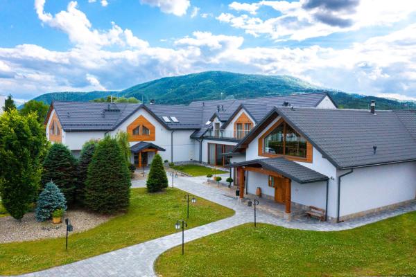 Na zdjęciu widoczny jest obiekt Villa & Gospoda Krakowska położony w mieście Kobiernice.