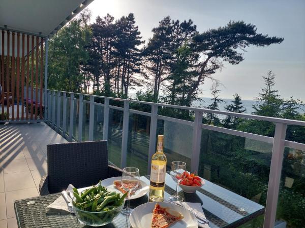 Kuvassa näkyy kohde APARTAMENT BALTICHOFF PREMIUM with Sea View, Basen, Spa, Gym, Sauna, hala sportowa z kortem tenisowym, joka sijaitsee kaupungissa Gąski.