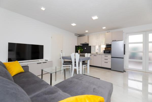 På billedet ses objektet Apartmani Čanaki Supetar beliggende i byen Supetar.
