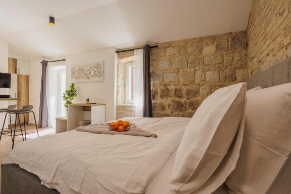 The photo shows the Apartments Piritus located in the city of Split.