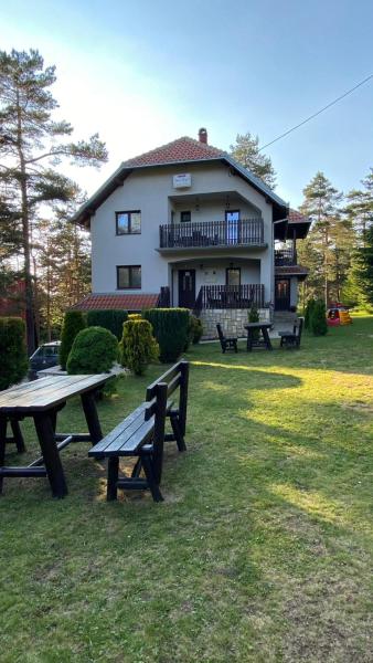 A la foto es mostra l'objecte Apartmani vila Todor situat a la ciutat de Divčibare.