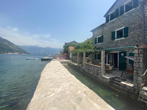 Na zdjęciu widoczny jest obiekt House with a pier położony w mieście Banovina.