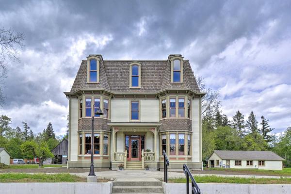 La photo montre l'objet Historic, Victorian Villa with Park On-Site situé dans la ville de Quilcene.