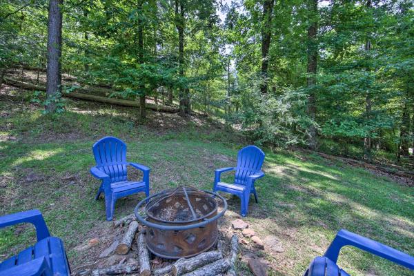 A la foto es mostra l'objecte Cozy Studio Cabin on Lake O the Pines with Deck! situat a la ciutat de Avinger.